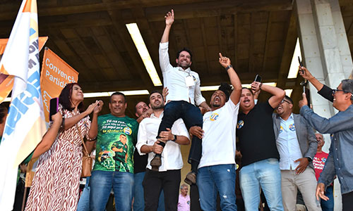 Guto Resende conversando com moradores da região